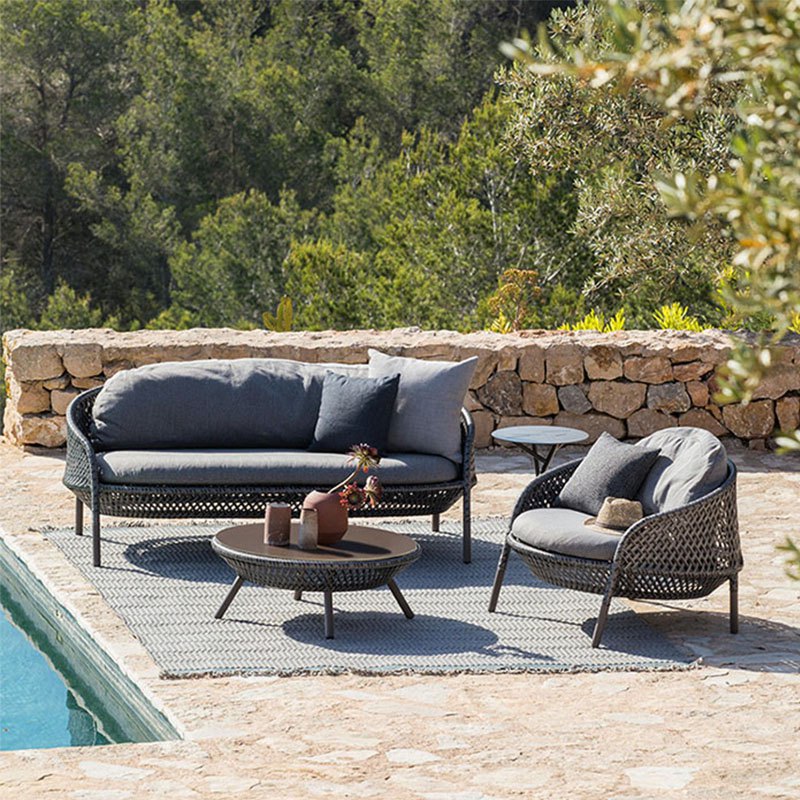 Bộ sofa ngoài trời hiện đại màu đen, nệm xám, đặt cạnh hồ bơi sang trọng