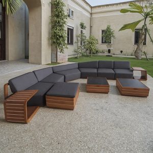 Sofa ngoài trời góc L lớn, khung gỗ, nệm xám đậm, phù hợp sân vườn biệt thự