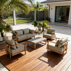 Bộ sofa ngoài trời khung gỗ teak, nệm ghi, đặt trên sàn gỗ ngoài trời