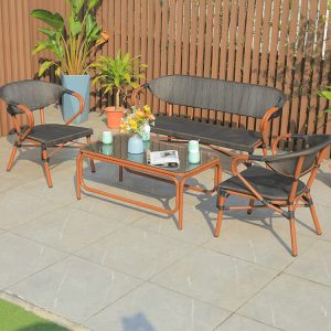 Bộ bàn ghế sân vườn hiện đại, khung nhôm nâu, dây đan đen xám, bối cảnh sân vườn nhiều cây xanh