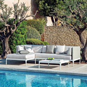 Sofa ngoài trời giả mây màu trắng kem, nệm dày, bố trí cạnh hồ bơi phong cách resort