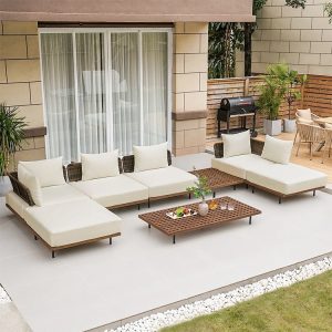 Toàn cảnh bộ sofa ngoài trời 4 món hiện đại đặt sân vườn, nệm kem, bàn trà gỗ teak
