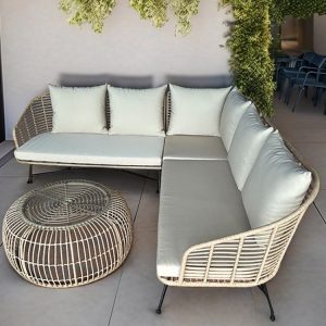 Sofa góc L ngoài trời với bàn tròn dây mây, nệm và gối tựa màu ghi sang trọng
