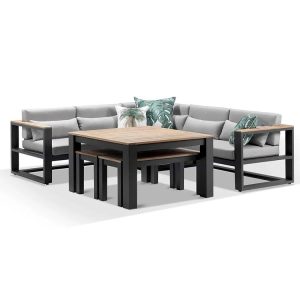 Bộ sofa sân vườn góc L khung đen, nệm xám, bàn và ghế mặt gỗ, phù hợp sân vườn ngoài trời