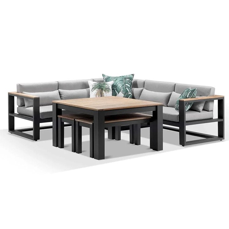 Bộ sofa sân vườn góc L khung đen, nệm xám, bàn và ghế mặt gỗ, phù hợp sân vườn ngoài trời