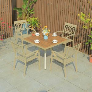 Bộ bàn ghế ngoài trời 4 ghế nhôm giả gỗ, chụp từ trên cao, không gian sân vườn