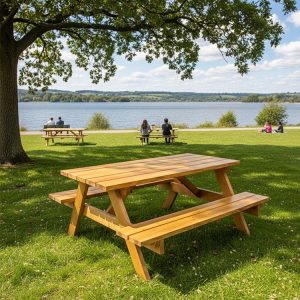Bàn ghế picnic ngoài trời chữ nhật gỗ tự nhiên, thiết kế liền ghế, đặt tại công viên ven hồ
