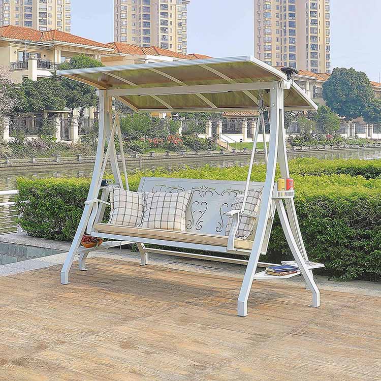 Xích đu ngoài trời 3 chỗ, lưng ghế hoa văn, gối caro xám, khung sắt trắng hiện đại