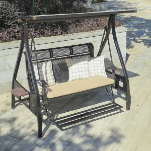 Toàn cảnh xích đu ngoài trời 3 chỗ, khung sắt chắc chắn, nệm kem và gối caro