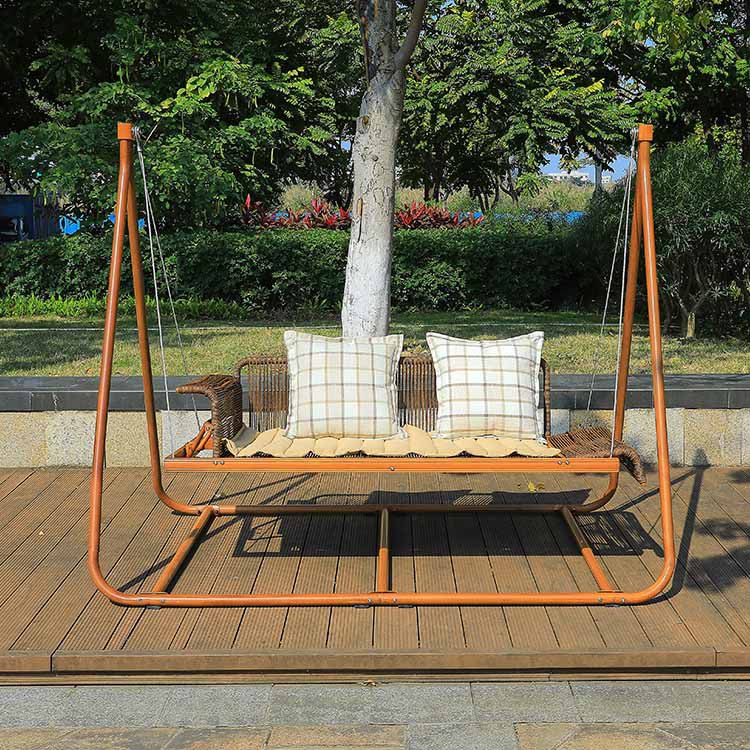Xích đu ngoài trời 2 người, khung sắt sơn tĩnh điện, nệm ngồi và gối caro sang trọng