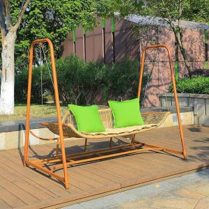 Xích đu ngoài trời 2 chỗ khung cam đất, dây đan vàng cát, gối xanh lá nổi bật
