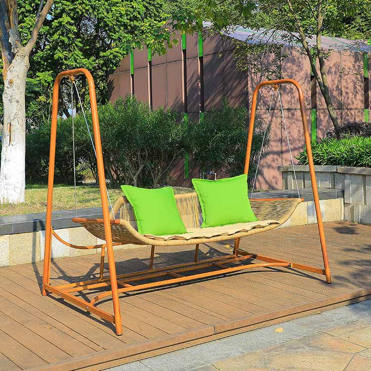 Xích đu ngoài trời 2 chỗ khung cam đất, dây đan vàng cát, gối xanh lá nổi bật