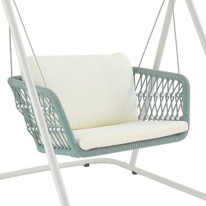 Cận cảnh ghế xích đu dây đan và nệm dày êm ái