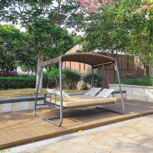Xích đu giường ngoài trời dạng phẳng, mái che giả mây, nệm be, gối caro, phù hợp villa