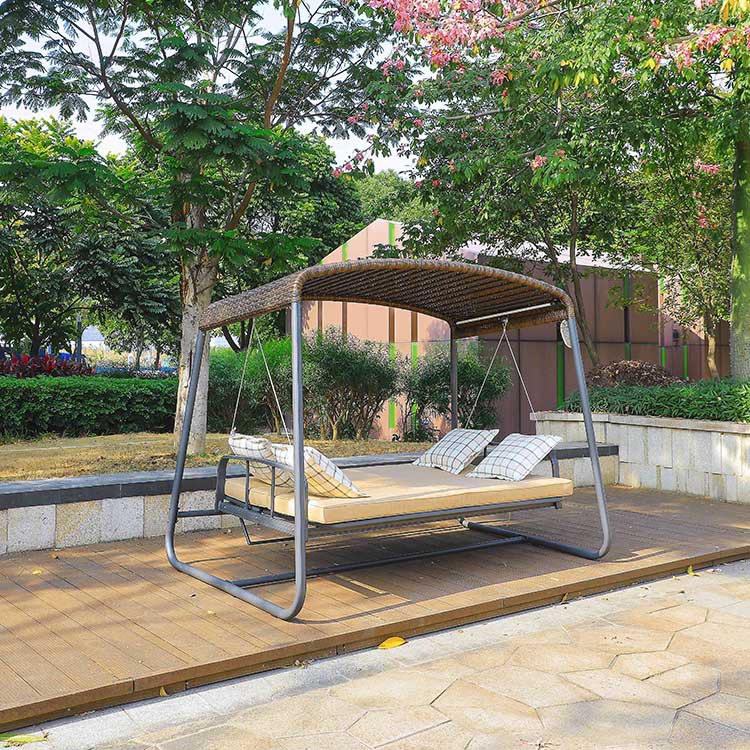 Xích đu giường ngoài trời dạng phẳng, mái che giả mây, nệm be, gối caro, phù hợp villa