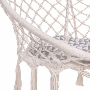 Cận cảnh chi tiết đan dây thừng cotton và nệm họa tiết xám trắng của ghế xích đu