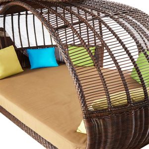 Cận cảnh chi tiết đan nhựa giả mây và nệm dày của giường tắm nắng mái vòm ngoài trời