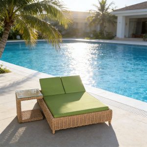 Bộ ghế tắm nắng đôi ngoài trời với bàn kính nhỏ cạnh hồ bơi