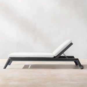 Ghế nằm hồ bơi ngoài trời khung nhôm, nệm trắng, chụp nền trắng đơn giản