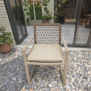 Ghế ngoài trời khung nhôm, dây rope nâu, nệm ngồi màu be, chụp chính diện trước cửa kính