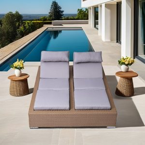 Giường tắm nắng đôi PE rattan, nệm ghi xám, phối cùng bàn phụ tròn, phong cách hiện đại cạnh hồ bơi