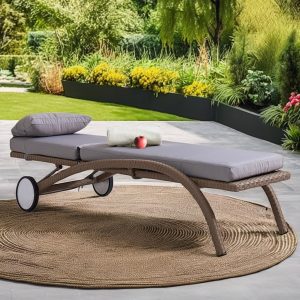Ghế tắm nắng sân vườn nhựa giả mây, nệm dày màu xám, bánh xe lớn tiện di chuyển