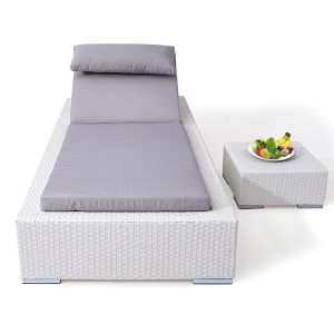 Bộ ghế tắm nắng và bàn phụ nhựa giả mây trắng, nệm ghi xám nhìn trực diện