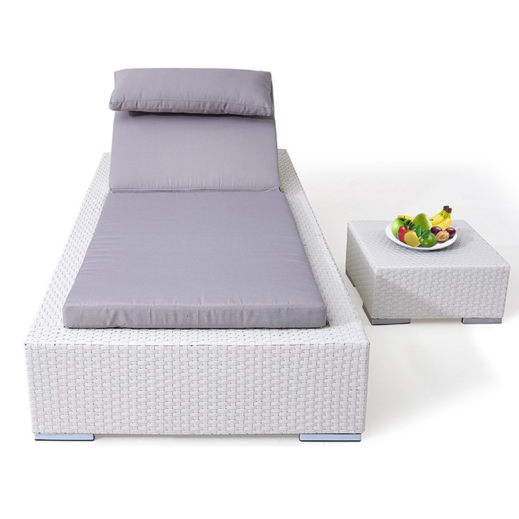 Bộ ghế tắm nắng và bàn phụ nhựa giả mây trắng, nệm ghi xám nhìn trực diện