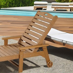 Cận cảnh lưng ghế tắm nắng nhựa giả gỗ đặt cạnh hồ bơi, phong cách hiện đại