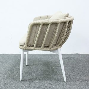 Góc nhìn bên hông ghế sân vườn nhôm đan dây rope, nệm dày