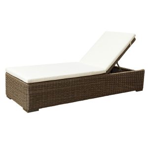 Ghế tắm nắng nhựa giả mây nâu, nệm trắng, chụp nền trắng rõ chi tiết sản phẩm