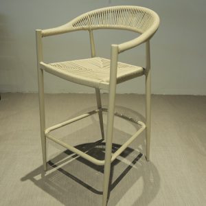 Ghế bar ngoài trời khung nhôm đan dây rope, chụp trong studio, màu kem nhạt