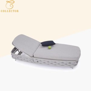Ghế sun lounger ngoài trời màu xám nhạt, có nệm dày và gối tựa, phù hợp hồ bơi, resort