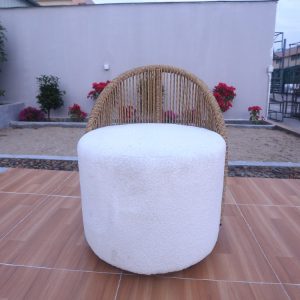 Ghế đơn ngoài trời hiện đại, dây rope nâu và nệm trắng kem nhìn trực diện