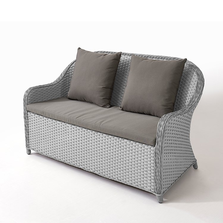 Sofa đôi ngoài trời nhựa giả mây xám, nệm và gối tựa màu xám đậm, phong cách hiện đại