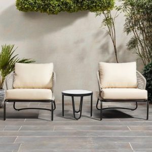 Bộ bàn ghế sân vườn 3 món với cây xanh trang trí