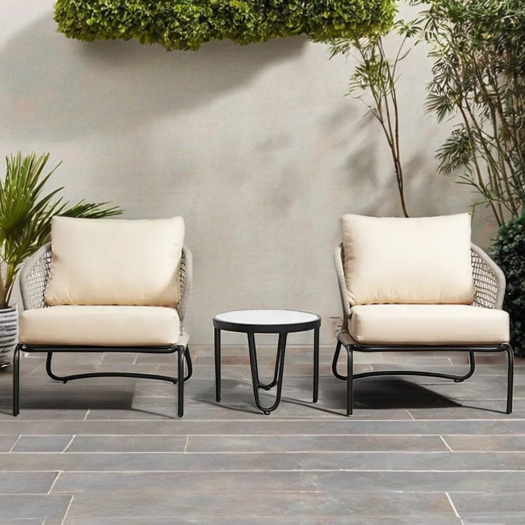 Bộ bàn ghế sân vườn 3 món với cây xanh trang trí