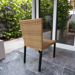 Mặt sau ghế ăn giả mây ngoài trời, đan tay tinh xảo