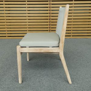 Góc nhìn ngang ghế ăn ngoài trời khung gỗ teak, nệm ghi sáng