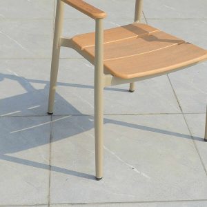 Cận cảnh chân và mặt ghế sân vườn nhôm vân gỗ