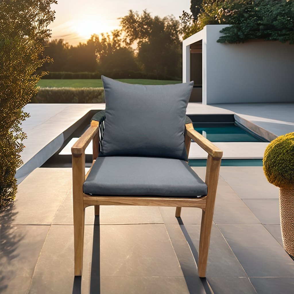 Ghế ngoài trời khung gỗ teak, nệm xám, phong cách hiện đại bên hồ bơi