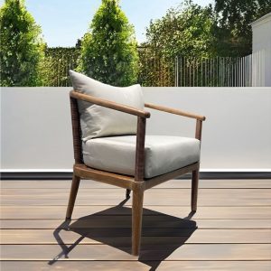 Ghế sân vườn khung gỗ teak, tựa lưng đan dây nhựa, nệm màu sáng