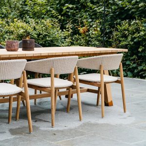 Bộ ghế ăn ngoài trời khung gỗ teak, đan dây nhựa giả mây, bày cạnh bàn gỗ ngoài trời sang trọng