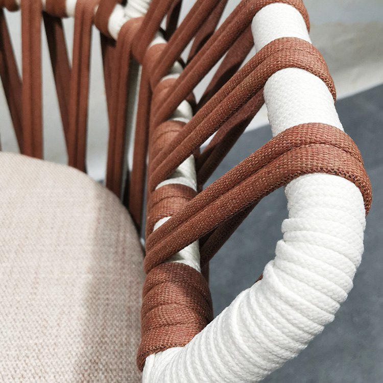 Cận cảnh chi tiết đan dây rope nâu và trắng trên tay vịn ghế bar ngoài trời