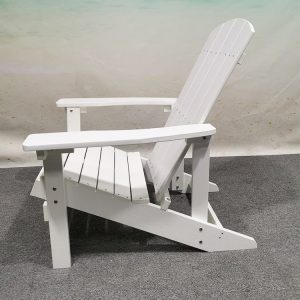 Góc nhìn ngang ghế sân vườn Adirondack màu trắng, tay vịn rộng