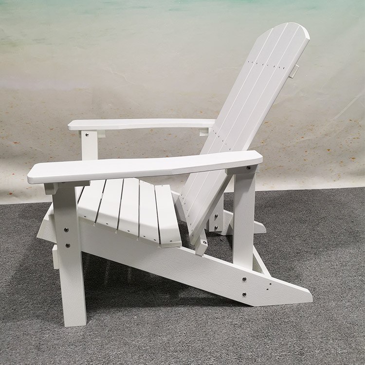 Góc nhìn ngang ghế sân vườn Adirondack màu trắng, tay vịn rộng