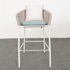 Mặt trước ghế bar ngoài trời, nệm xanh pastel, gối tựa màu kem sang trọng