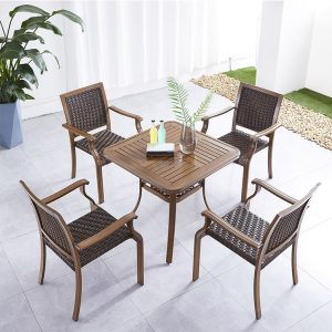Bộ bàn ghế sân vườn 5 món với bàn vuông mặt gỗ, 4 ghế nhôm đan dây nhựa giả mây, thiết kế hiện đại.
