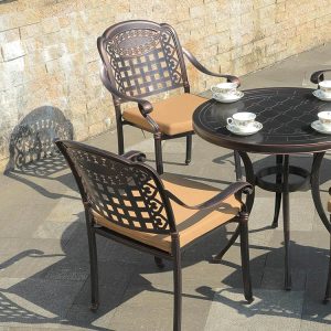 Cận cảnh ghế nhôm đúc hoa văn cổ điển, nệm ngồi màu kem, bàn tròn ngoài trời