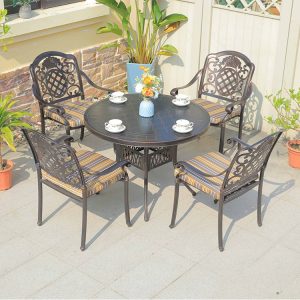 Bộ bàn ghế cafe sân vườn nhôm đúc, tựa ghế hoa văn caro, nệm sọc nổi bật